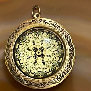 Elegant Gold Pendant with Intricate Design